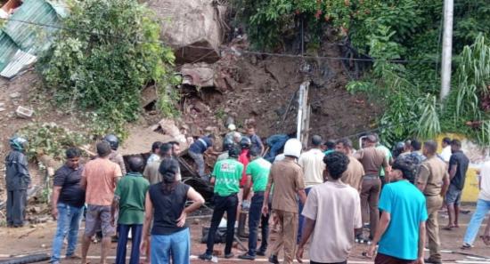 BREAKING NEWS: Rock Fall In Lower Kadugannawa